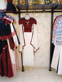 ثوب ابيض مطرز احمر