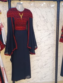 ثوب اسود مطرز احمر