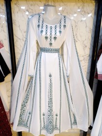 فستان ابيض مطرز اخضر