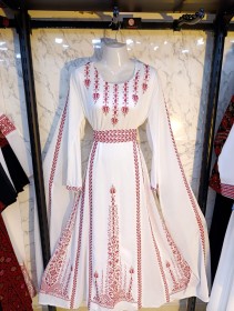 فستان ابيض مطرز احمر