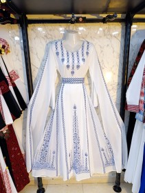 فستان ابيض مطرز بنفسجي