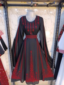 فستان اسود مطرز احمر